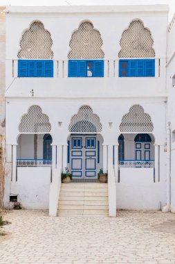 Kairouan, Tunus. Kairouan şehrinde beyaz bir mavi bina..