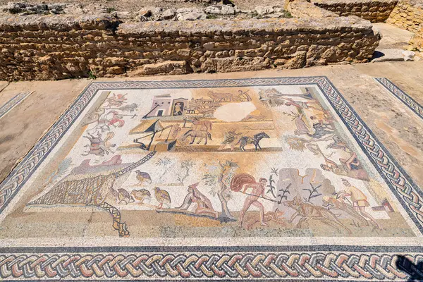 Uthina, Ben Arous, Tunus. Uthina arkeoloji sahasında avlanma sahnesi olan Roma mozaik zemini..