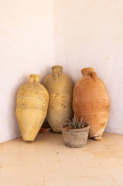 Djerba, Medenine, Tunus. 15 Mart 2023. Djerba 'daki Guellala Müzesi' nde Amforo..