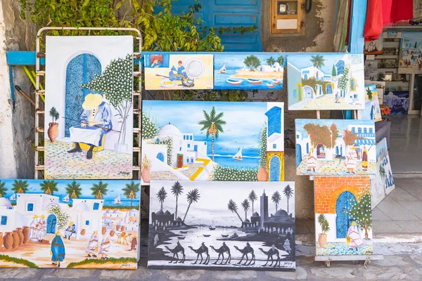 Houmt Souk, Djerba, Medenine, Tunus. 16 Mart 2023. Houmt Souk 'ta satılık hatıra sanat eserleri..