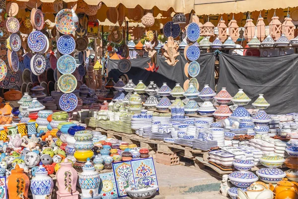Houmt Souk Djerba Medenine 突尼斯 2023年3月16日在后市出售的陶器及家居用品 免版税图库照片