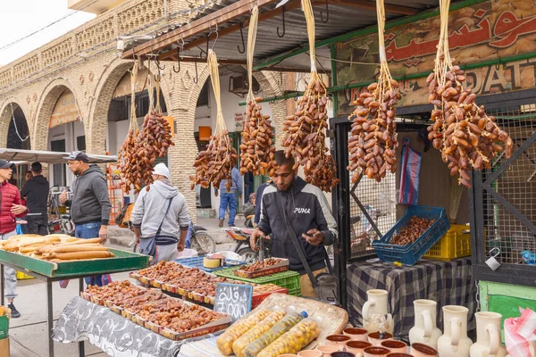 stock image Bir Al Huffay, Sidi Bouzid, Tunisia. March 19, 2023. Dates for sale at the outdoor souk in Bir al Haffay.