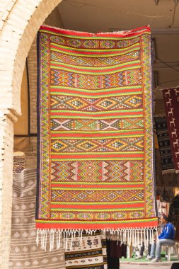 Bir Al Huffay, Sidi Bouzid, Tunus. 19 Mart 2023. Bir al Haffay 'daki açık hava çarşısında satılık örülmüş halı..