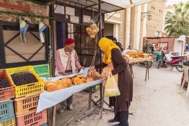 Bir Al Huffay, Sidi Bouzid, Tunus. 19 Mart 2023. Bir al Haffay 'daki açık hava çarşısından taze ekmek almak..