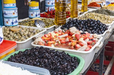Test, Beja, Tunus. 20 Mart 2023. Testour Çarşısında zeytin ve taze meyve salatası..