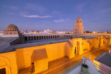 Kairouan, Tunus. Kairouan Büyük Camii 'nin akşam manzarası.