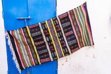 Houmt Souk, Djerba, Medenine, Tunus. Houmt Souk 'ta renkli örülmüş halı..