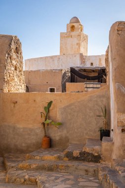 Chenini, Tataouine, Tunus. Tatouine kasabasındaki küçük bir camiden minare..