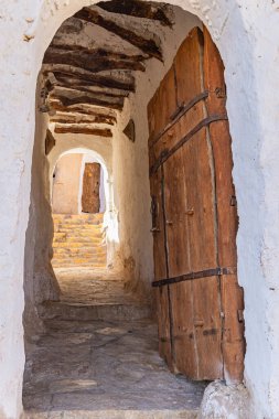 Chenini, Tataouine, Tunus. Tatouine kasabasındaki eski ahşap kapı..