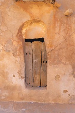 Ksar Ouled Soltane, Tataouine, Tunus. Eski Berber kasabası Ksar Ouled Soltane 'in eski ahşap kapısı..