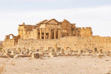 Sbeitla, Subaytilah, Kasserine, Tunus. Sbeitla 'daki Bizans Roma harabelerindeki Capitoline tapınakları.