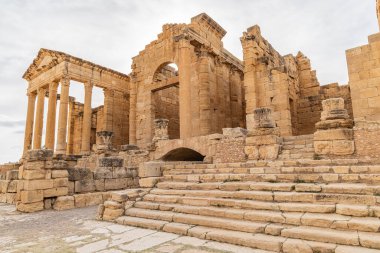 Sbeitla, Subaytilah, Kasserine, Tunus. Sbeitla 'daki Bizans Roma harabelerindeki Capitoline tapınakları.