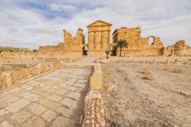 Sbeitla, Subaytilah, Kasserine, Tunus. Sbeitla 'daki Bizans Roma harabelerindeki Capitoline tapınakları.