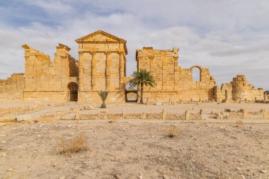 Sbeitla, Subaytilah, Kasserine, Tunus. Sbeitla 'daki Bizans Roma harabelerindeki Capitoline tapınakları.