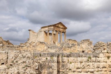 Dougga, Beja, Tunus. Tunus, Dougga 'daki Roma harabelerindeki Capitol Tapınağı..