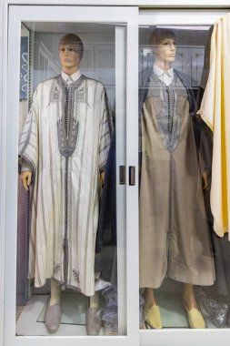 Test, Beja, Tunus. Testour Çarşısında zeytin ve taze meyve salatası..