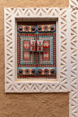 Orta Doğu, Suudi Arabistan, Riyad. 11 Kasım 2023. Najd Köyü 'nün renkli boyalı penceresi.