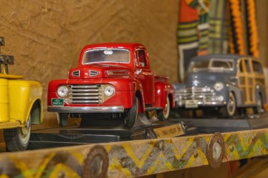 Ushaiger Miras Köyü, Riyad, Suudi Arabistan, Orta Doğu. 12 Kasım 2023. Ushaiger Miras Köyü 'ndeki bir dükkanda oyuncaklar.