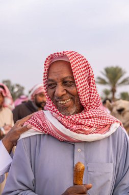 Orta Doğu, Suudi Arabistan, El-Kasım, Buraydah. 13 Kasım 2023. Al Qassim borsasında Suudi erkekler.