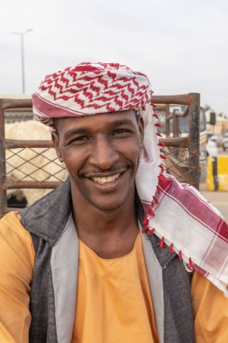 Orta Doğu, Suudi Arabistan, El-Kasım, Buraydah. 13 Kasım 2023. Al Qassim borsasında Suudi erkekler.