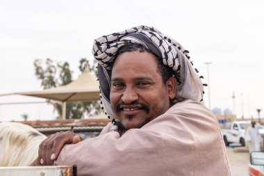 Orta Doğu, Suudi Arabistan, El-Kasım, Buraydah. 13 Kasım 2023. Al Qassim borsasında Suudi erkekler.