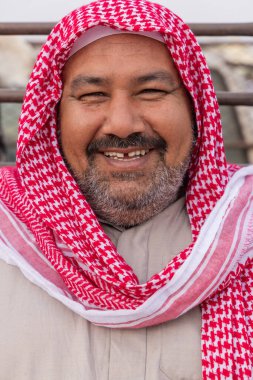 Orta Doğu, Suudi Arabistan, El-Kasım, Buraydah. 13 Kasım 2023. Al Qassim borsasında Suudi erkekler.