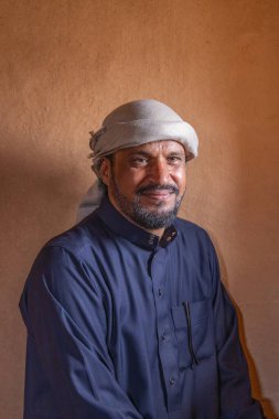 Orta Doğu, Suudi Arabistan, Hail Eyaleti, Hail. 14 Kasım 2023. Qishlah Sarayı 'ndaki adam.