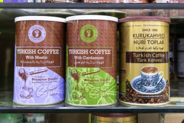 Orta Doğu, Suudi Arabistan, Tabuk Eyaleti, Tayma. 15 Kasım 2023. Tayma 'da bir markette konserve kahve. 15 Kasım 2023.