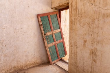 Orta Doğu, Suudi Arabistan, Tabuk, Duba. 16 Kasım 2023. Duba 'daki eski bir binanın ahşap kapı panjuru. 16 Kasım 2023.