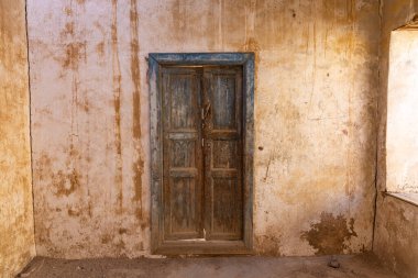 Orta Doğu, Suudi Arabistan, Tabuk, Duba. 16 Kasım 2023. Duba 'daki eski bir binanın ahşap kapı panjuru. 16 Kasım 2023.