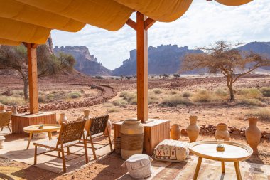 Orta Doğu, Suudi Arabistan, Medine, El-Ula. 18 Kasım 2023. Dadan ziyaretçi merkezindeki kafe, antik bir krallığın yeri..