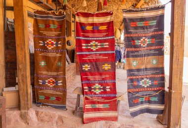 Orta Doğu, Suudi Arabistan, Medine, El-Ula. 18 Kasım 2023. Eski Al-Ula kasabasındaki bir dükkanda geleneksel zenciler ve halılar. 18 Kasım 2023.