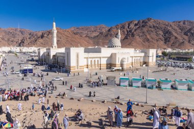 Orta Doğu, Suudi Arabistan, Madinah Eyaleti, Medine. 20 Kasım 2023. Uhud Dağı 'nın altındaki Camii yerle bir et.