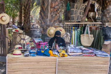 Orta Doğu, Suudi Arabistan, Madinah Eyaleti, Medine. 20 Kasım 2023. Madinah 'ta kıyafet satan satıcılar..