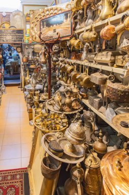 Orta Doğu, Suudi Arabistan, Mekke Eyaleti, Jeddah. 21 Kasım 2023. Al-Balad bölgesinde antika pirinç, bakır ve teneke kahve kapları..