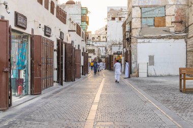 Orta Doğu, Suudi Arabistan, Mekke Eyaleti, Jeddah. 21 Kasım 2023. Al-Balad tarihi bölgesinde bir sokakta alışveriş yapıyor..