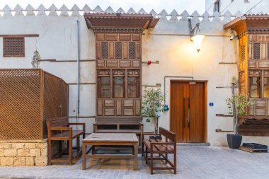 Orta Doğu, Suudi Arabistan, Mekke Eyaleti, Jeddah. 21 Kasım 2023. Al-Balad 'ın tarihi bölgesinde bir sokakta otururken.