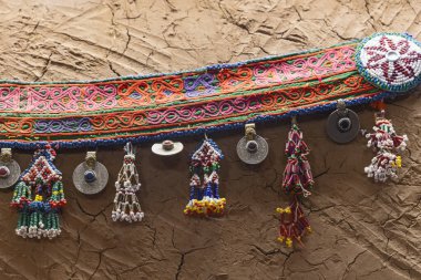 Ushaiger Miras Köyü, Riyad, Suudi Arabistan, Orta Doğu. Ushaiger Köy 'ünde renkli boncuklu kumaş kemer..