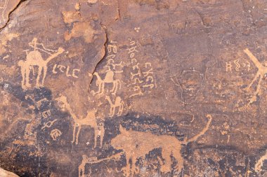 Orta Doğu, Suudi Arabistan, Hail Eyaleti, Jubbah. Develerin ve diğer hayvanların antik taşları Ob Sinman Dağı 'ndaki Jubbah kaya sahasında..