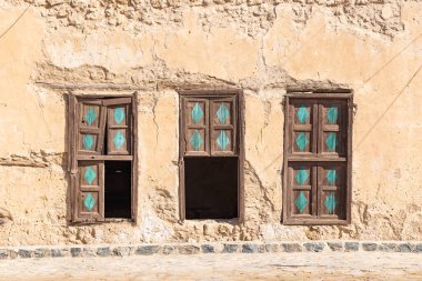 Orta Doğu, Suudi Arabistan, Tabuk, Duba. Duba limanındaki eski bir binanın tahta pencere panjurları..