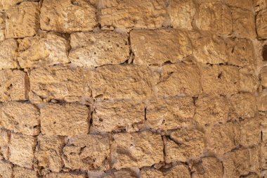 Orta Doğu, Suudi Arabistan, Tabuk, Duba. Yıpranmış taş duvarın ayrıntıları.