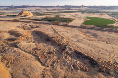 Orta Doğu, Suudi Arabistan, Medine, El-Ula. Suudi Arabistan çölünde sıcak hava balonundan görünen çorak bir manzara..