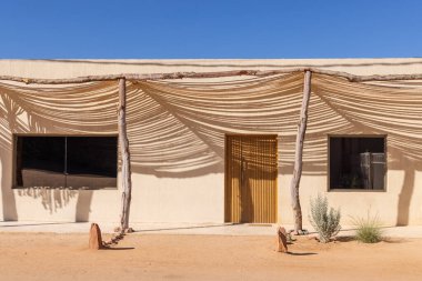 Orta Doğu, Suudi Arabistan, Medine, El-Ula, Hegra. Hegra yakınlarındaki bir binanın gölgesi..
