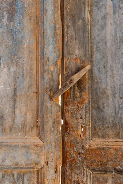 Middle East, Saudi Arabia, Tabuk, Duba. Twisting latch on an old wooden door.
