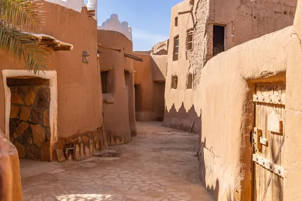 Ushaiger Heritage Village Riyadh Saudi Arabia Middle East Ushaiger遗产村蜿蜒小巷 图库照片