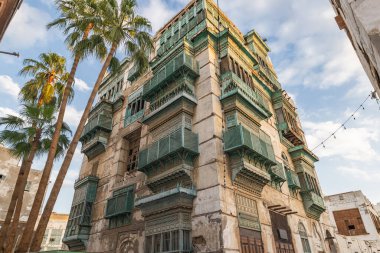 Orta Doğu, Suudi Arabistan, Mekke, Jeddah, Al-Balad. Geleneksel Hijazi kulesi ahşap pencereli ve balkonlu..