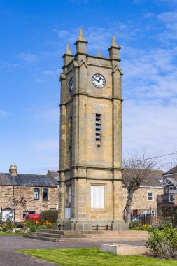 Amble, Morpeth, Northumberland, İngiltere, Büyük Britanya, Birleşik Krallık. Amble 'da bir meydanda saat kulesi.