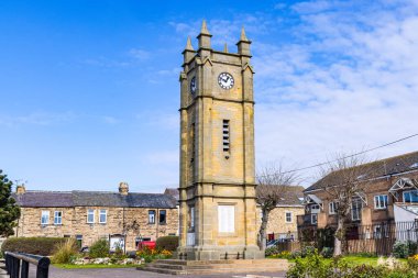 Amble, Morpeth, Northumberland, İngiltere, Büyük Britanya, Birleşik Krallık. Amble 'da bir meydanda saat kulesi.