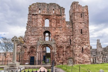 Lindisfarne, Kutsal Ada, Berwick-on-Tweed, Northumberland, İngiltere, Büyük Britanya, Birleşik Krallık. 1 Mayıs 2022. Lindisfarne Manastırı 'nın kalıntıları.