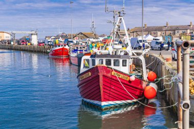 Amble, Morpeth, Northumberland, İngiltere, Büyük Britanya, Birleşik Krallık. 1 Mayıs 2022. Balıkçı tekneleri Amble 'da bağlı..